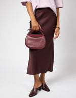 Afbeelding in Gallery-weergave laden, COCO CROISSANT DARK CHERRY SOFT GRAIN LEATHER
