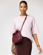 Afbeelding in Gallery-weergave laden, COCO CROISSANT DARK CHERRY SOFT GRAIN LEATHER
