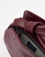 Afbeelding in Gallery-weergave laden, COCO CROISSANT DARK CHERRY SOFT GRAIN LEATHER
