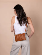 Afbeelding in Gallery-weergave laden, LEXI COGNAC WOVEN CLASSIC LEATHER
