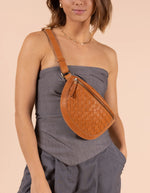 Afbeelding in Gallery-weergave laden, RAY BUMBAG WILD OAK WOVEN
