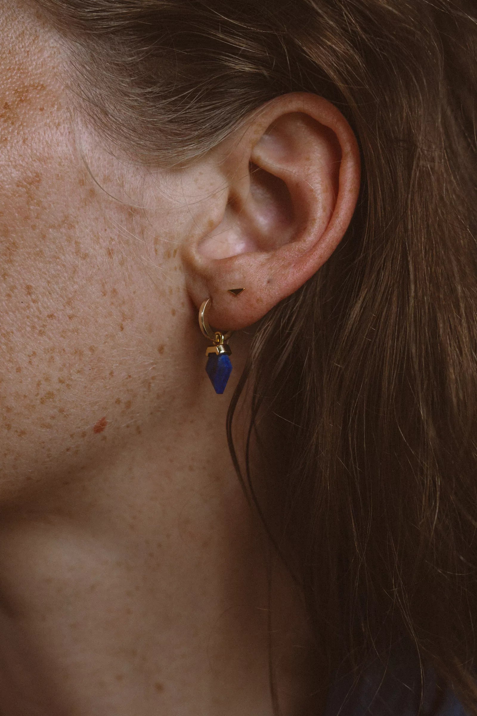 HOOP EARRINGS WITH RHOMBUS SHAPED LAPIS