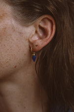 Afbeelding in Gallery-weergave laden, HOOP EARRINGS WITH RHOMBUS SHAPED LAPIS
