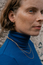 Afbeelding in Gallery-weergave laden, LARGE HOOPS WITH TRIANGLE PENDANT
