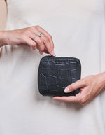 Afbeelding in Gallery-weergave laden, SONNY SQUARE WALLET BLACK CLASSIC CROCO
