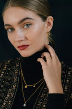 Afbeelding in Gallery-weergave laden, GLIMMER HOOPS WITH MOON PENDANT
