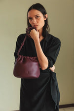 Afbeelding in Gallery-weergave laden, GATHERED LEATHER TOTE
