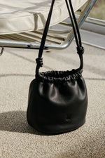 Afbeelding in Gallery-weergave laden, GATHERED LEATHER TOTE BLACK
