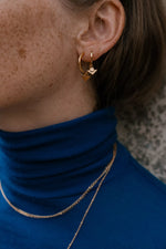 Afbeelding in Gallery-weergave laden, LARGE HOOPS WITH TRIANGLE PENDANT
