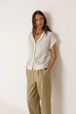 Afbeelding in Gallery-weergave laden, PLEATED PINSTRIPE TROUSER
