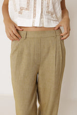 Afbeelding in Gallery-weergave laden, PLEATED PINSTRIPE TROUSER
